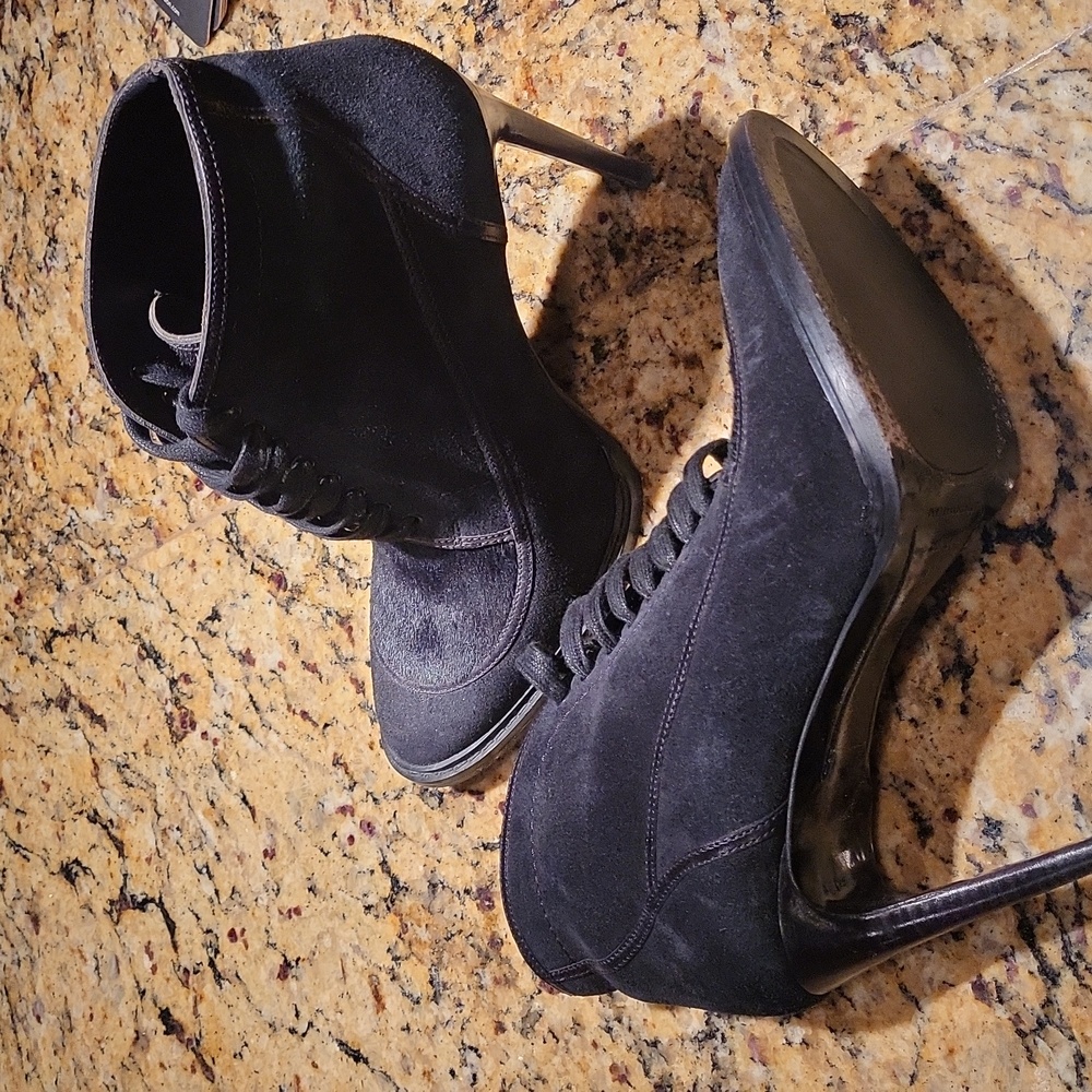 Burberry black suede and animal fur heel boots - Picture 2 of 4
